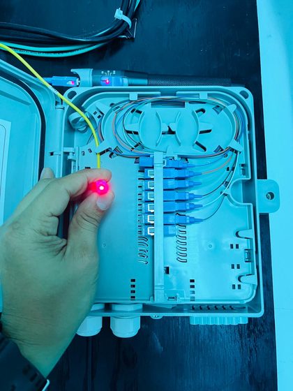 Red-light test on a fiber optic distribution box