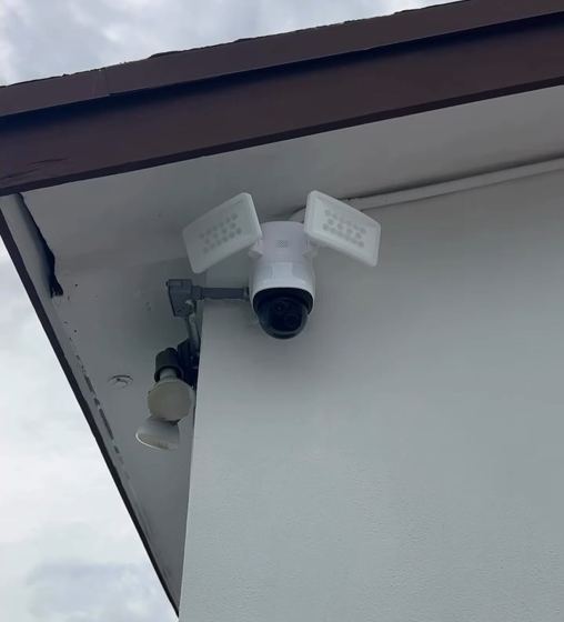 Cámara de seguridad tipo domo instalada bajo el alero de una casa
