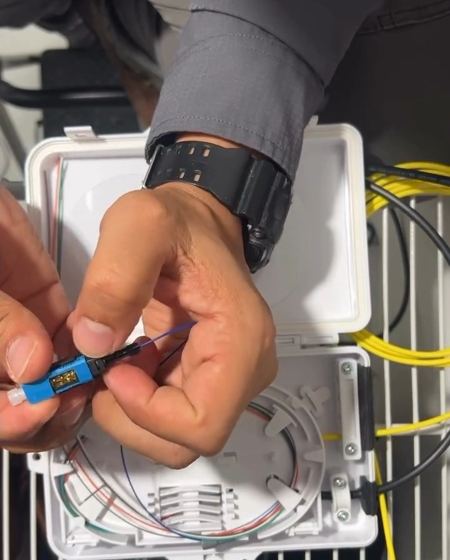 Conexión de fibra óptica en una caja de empalme