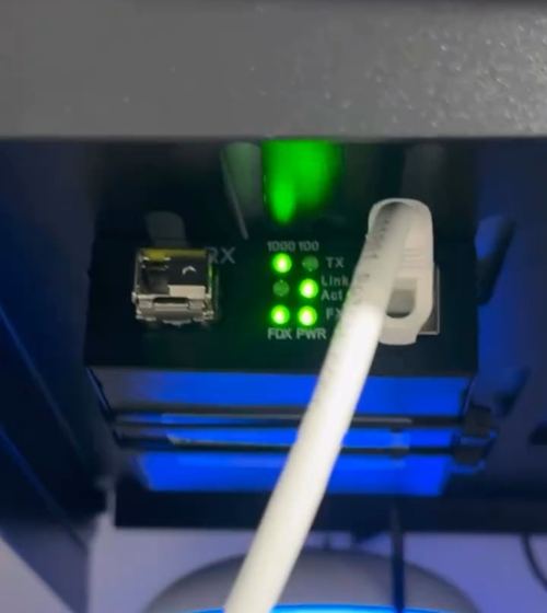 Equipo de fibra óptica conectado y funcionando