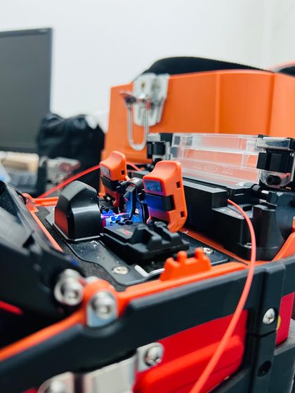 Máquina fusionadora uniendo fibra óptica