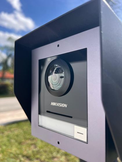 Intercom con cámara Hikvision en la entrada, con techo protector