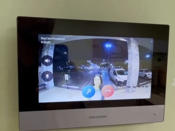 Pantalla de intercomunicador con video instalada en un daycare