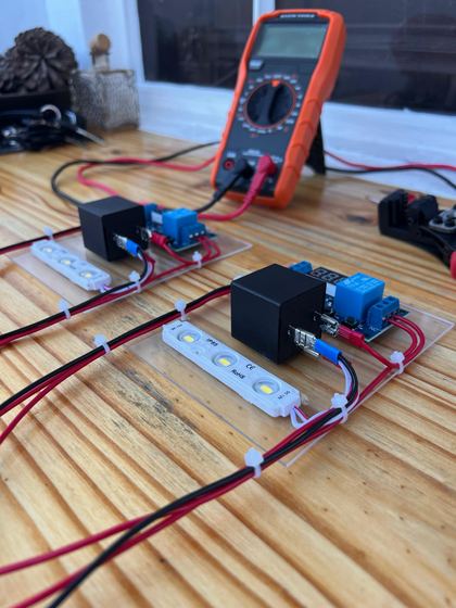 Prueba de relés y luces LED con multímetro antes de instalar