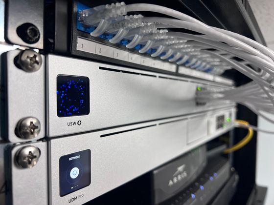 Rack con switch UniFi, UniFi Dream Machine Pro y módem