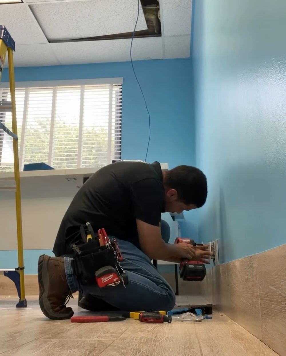 Técnico de HT Tech instalando puntos de red en una clínica